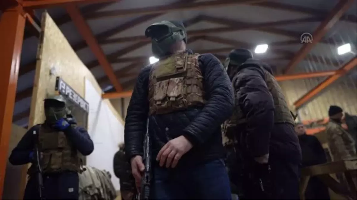 Son dakika haberleri... Ukrayna'da eli silah tutan siviller yakın çatışma eğitimi alıyor