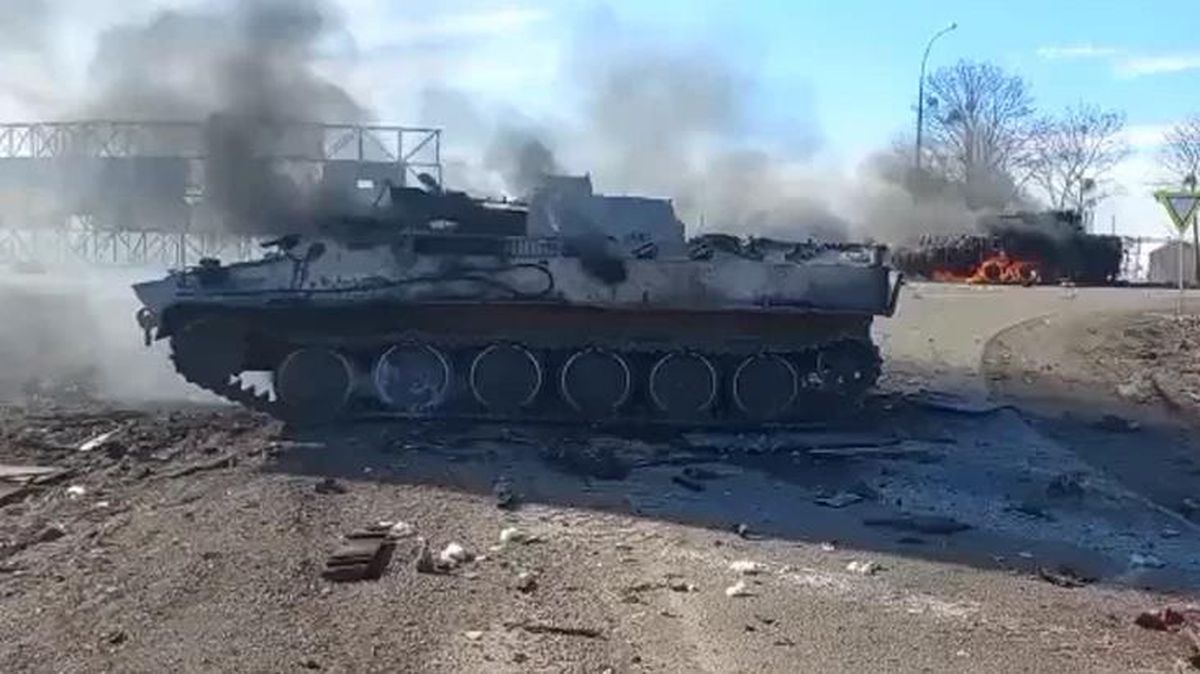 Ukraynalı askerler sosyal medyada paylaştı! Rus tankını bazukalarla etkisiz hale getiriyorlar