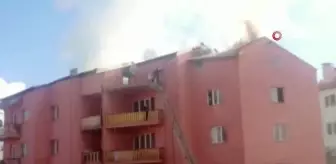 Uşak'ta 4 katlı bir apartmanın çatısında çıkan yangın paniğe neden oldu