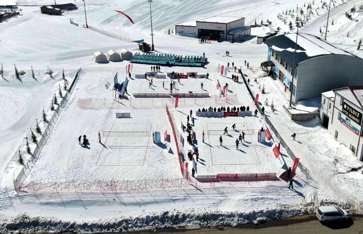 Yıldız Dağı\'nda düzenlenen Kar Voleybolu Şampiyonası nefes kesiyor