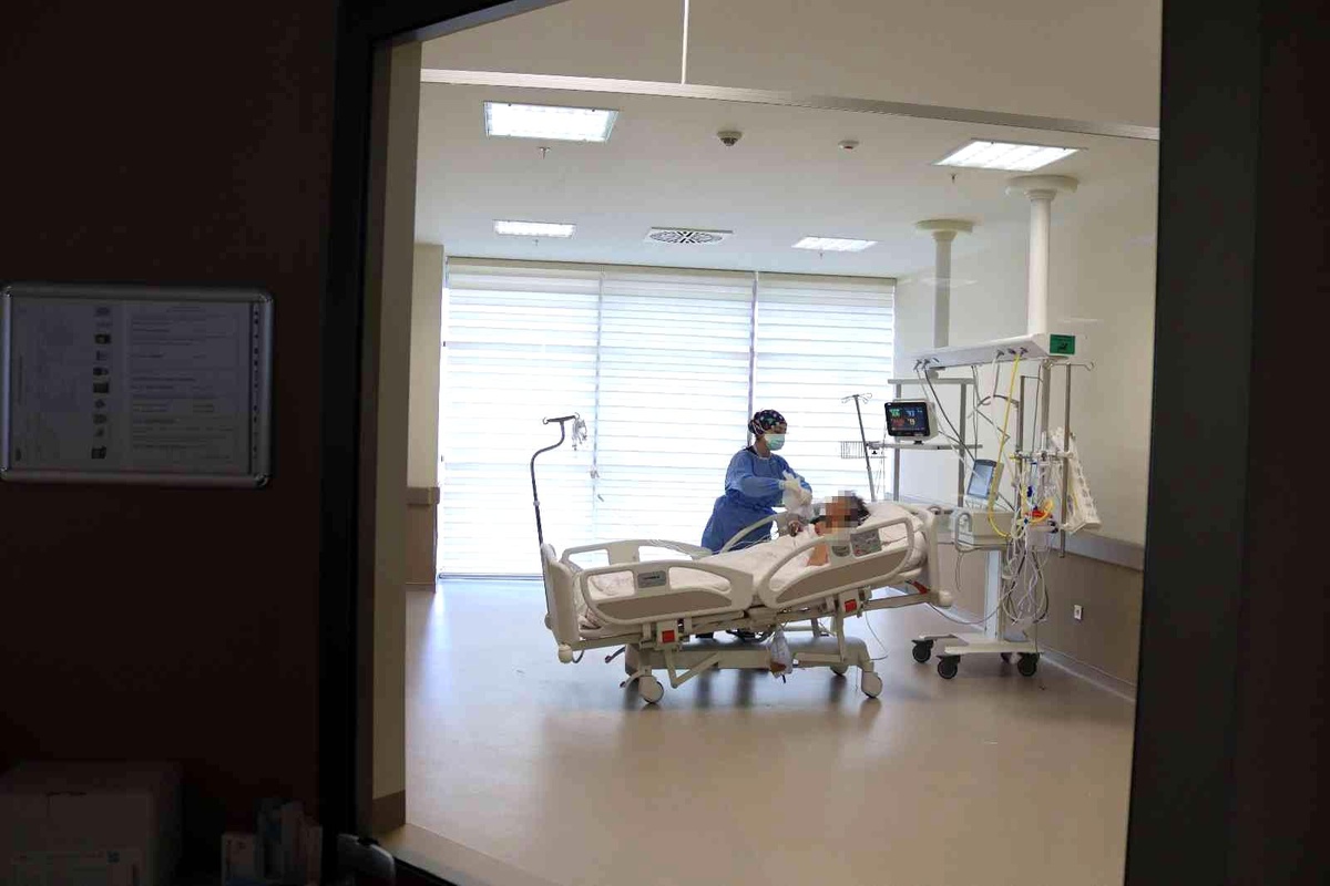 18 yıllık hemşire, hastalarına gözü gibi bakıyor