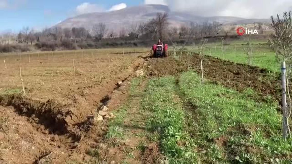 8 Mart Dünya Kadınlar Günü'nde traktör ile tarlayı süren kadına hediyeleri tarlada verildi