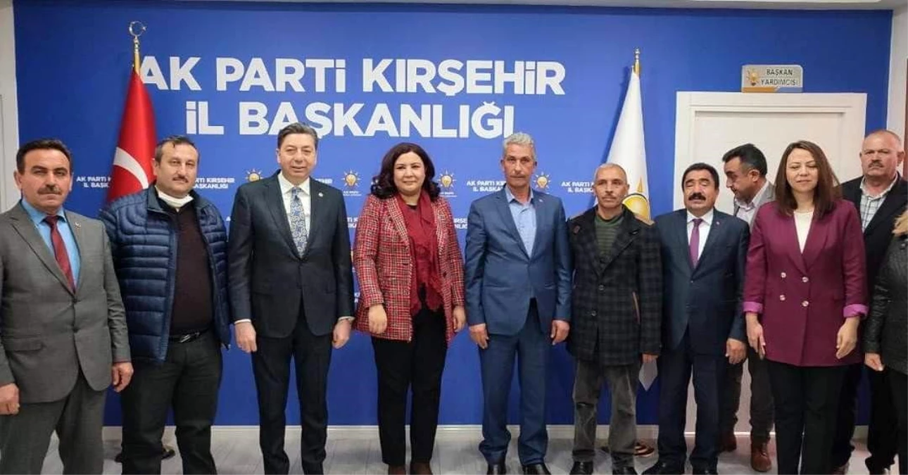 AK Parti Kırşehir teşkilatında yeni üyelere rozet takıldı