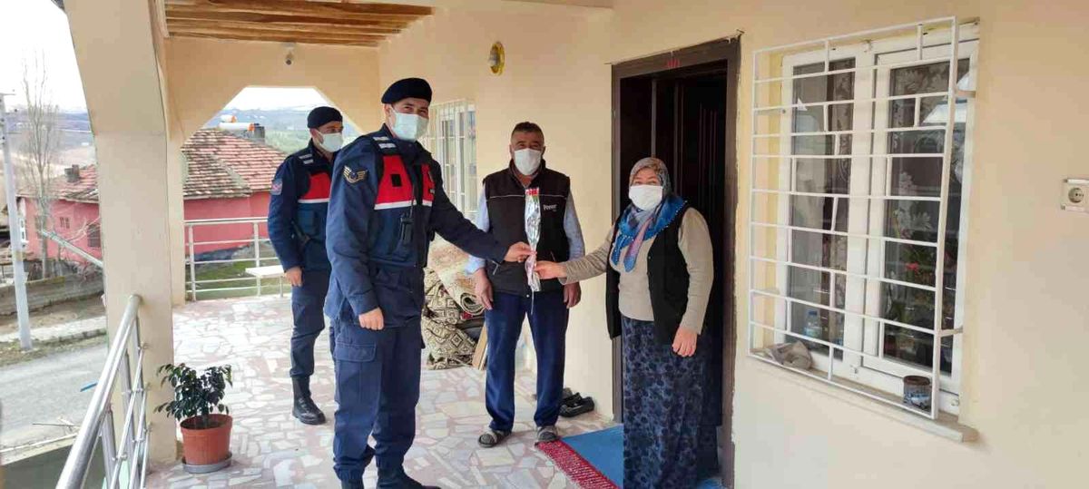 Aksaray\'da jandarma ekiplerinden kadınlara karanfilli kutlama