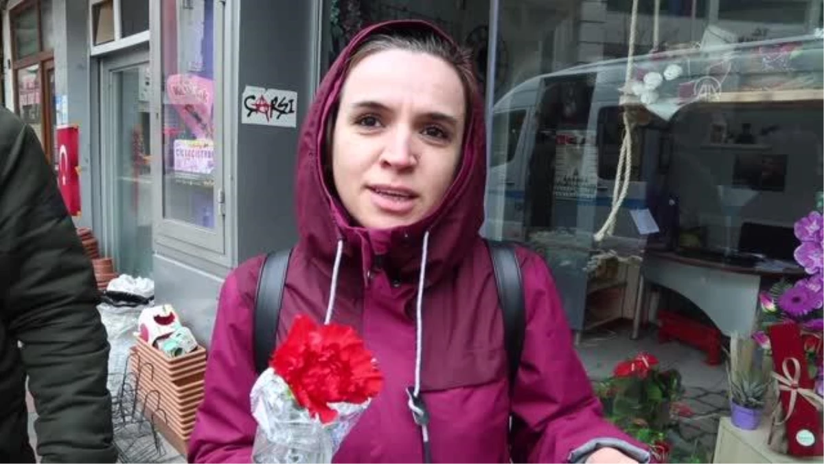 Artvin Trabzonspor Taraftarlar Derneği kadınlara karanfil armağan etti