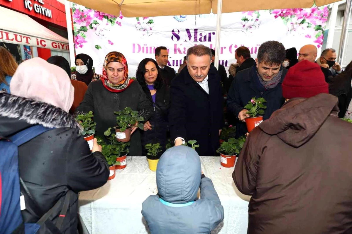 Bağcılar Belediyesi, dört dilde hazırladığı "savaşa dur de" notuyla çiçek dağıttı