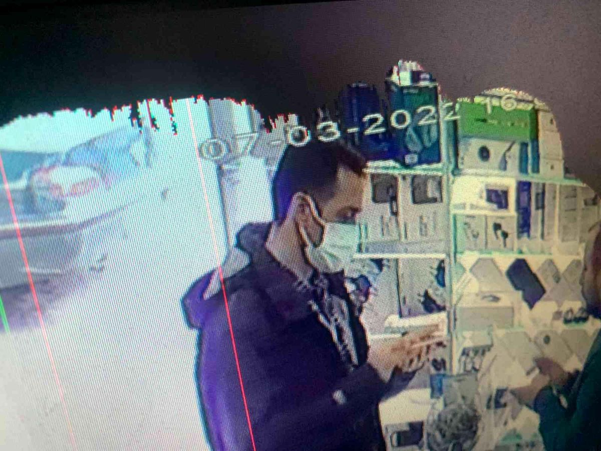 Bakmak için aldığı telefonu çaldı, satarken yakalandı