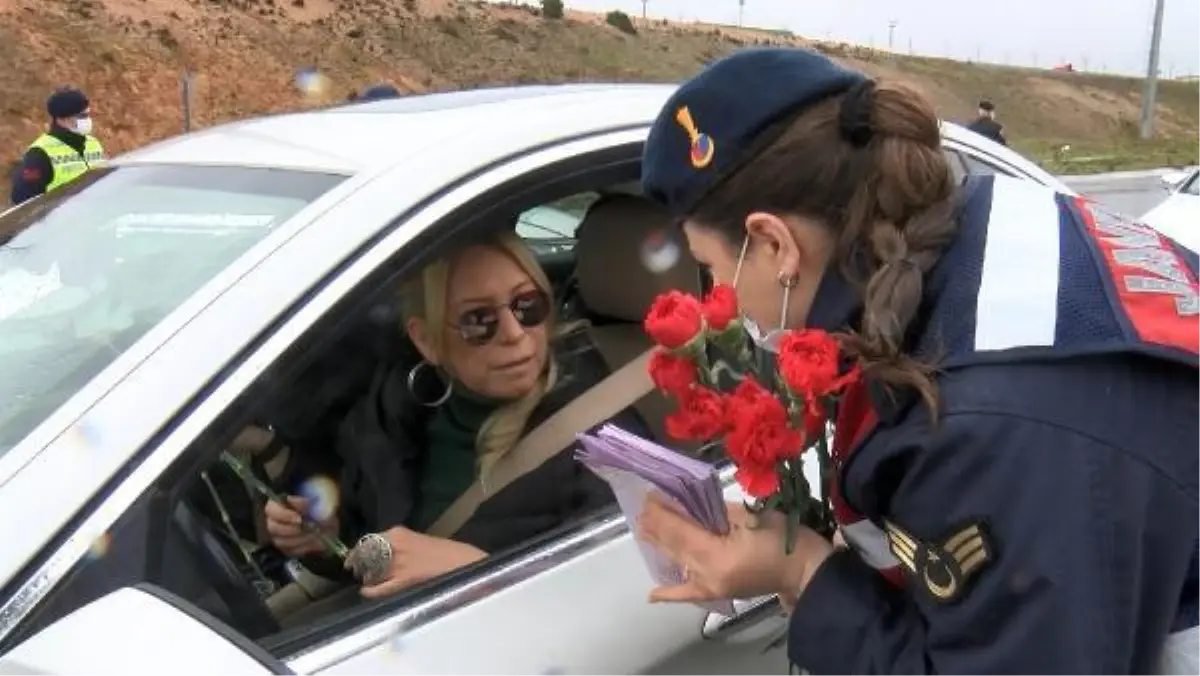 Başakşehir\'de jandarma kadınlara karanfil dağıttı; KADES uygulamasını tanıttı