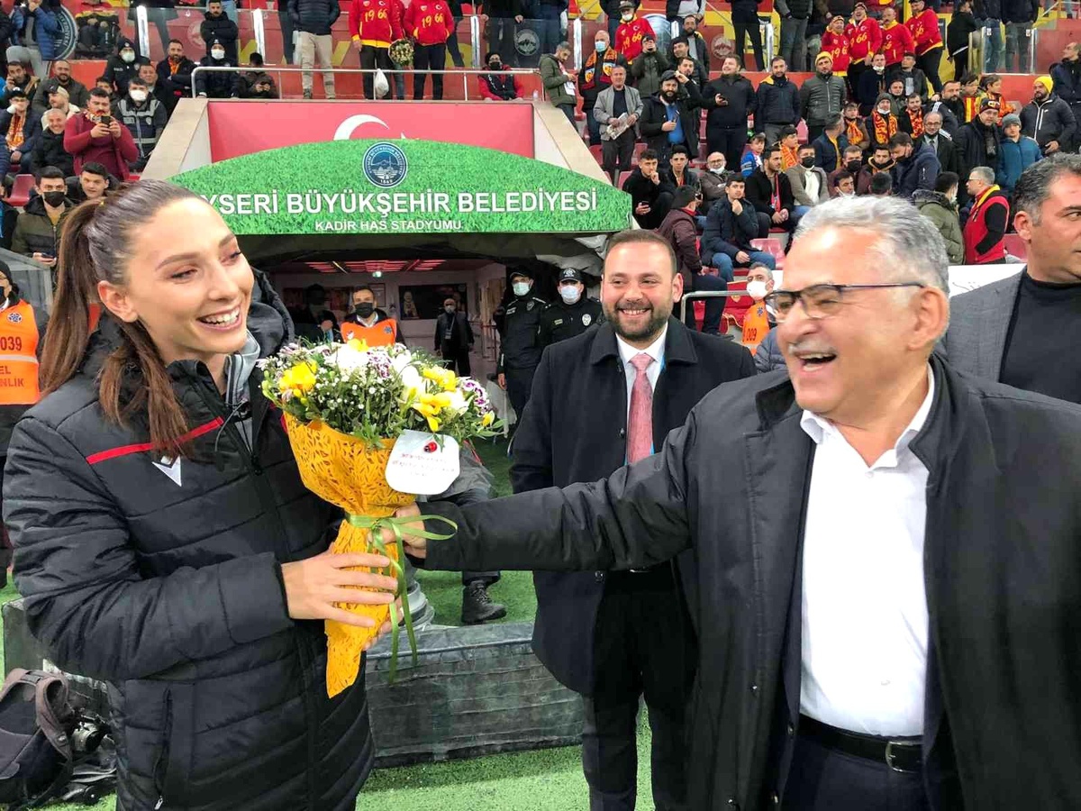 Başkan Büyükkılıç\'tan kadın hakeme anlamlı jest
