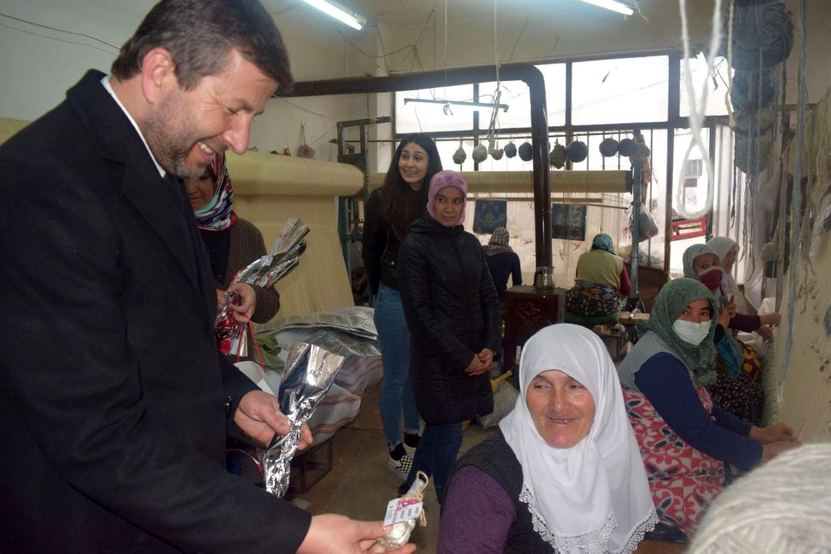 Başkan Demirci, Dünya Kadınlar Günü\'nü karanfillerle kutladı