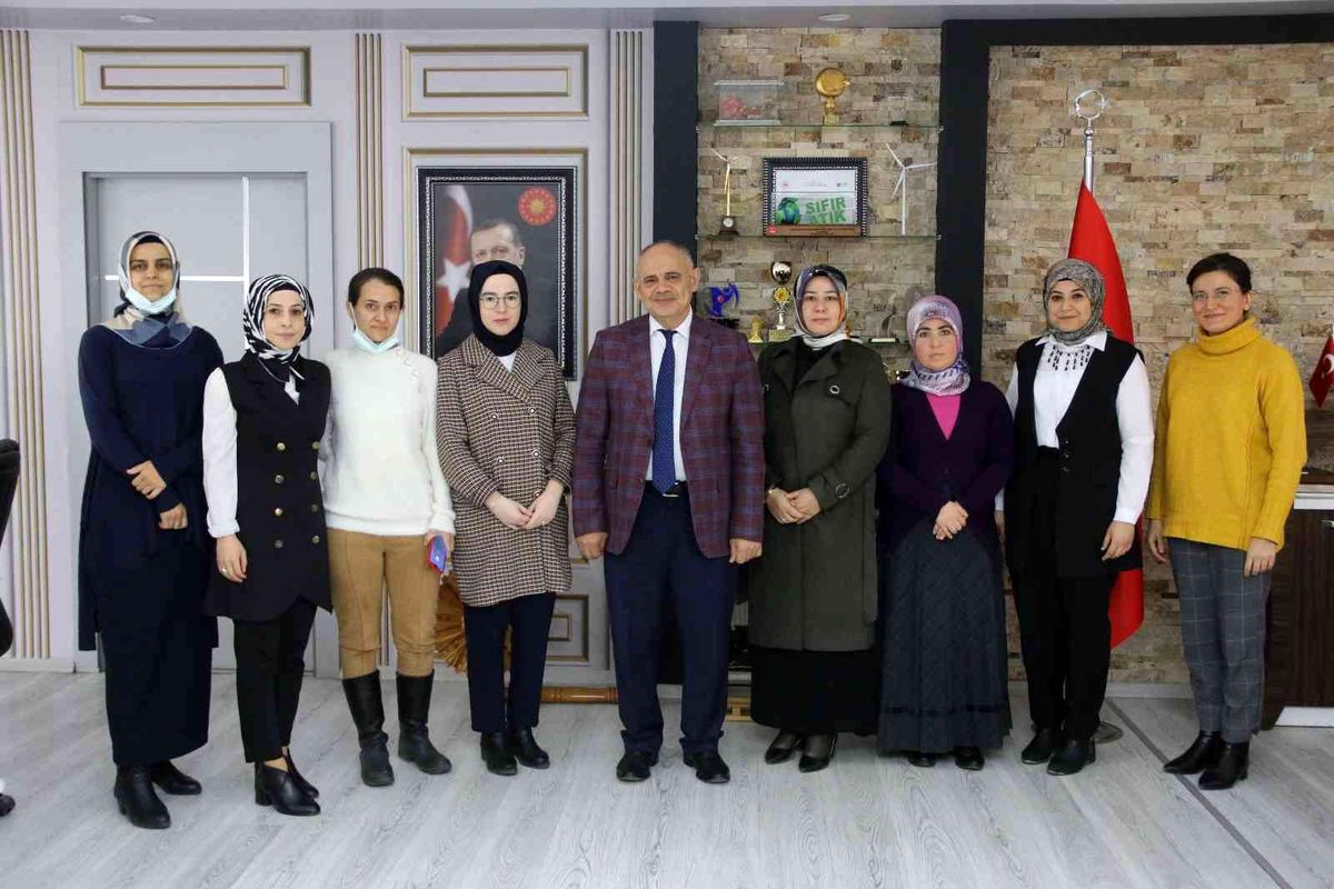 Başkan Öztürk, Kadınlar Günü'nü personelleri ile birlikte kutladı