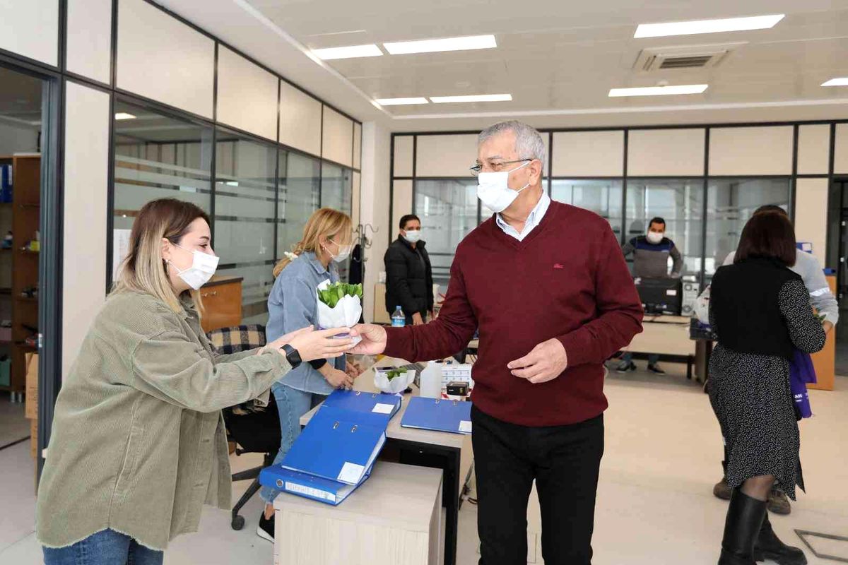 Başkan Tarhan\'dan kadınlara çiçek