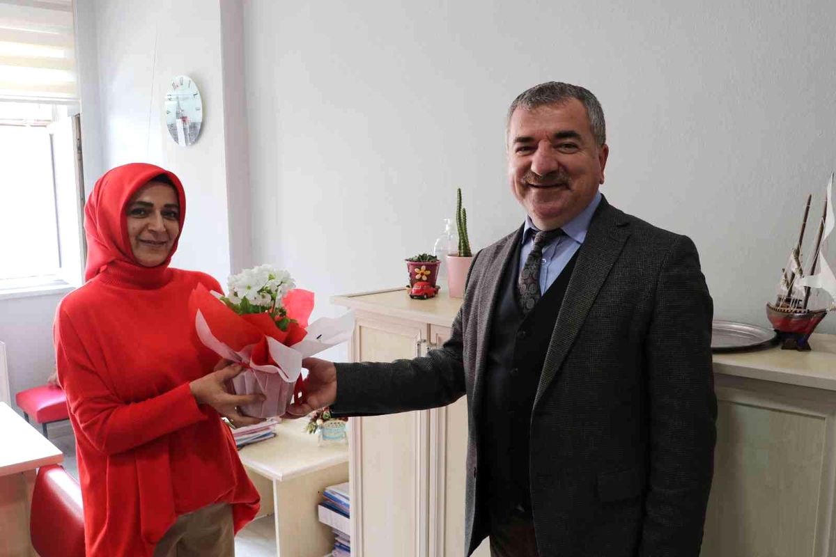 Başkandan kadın çalışanlara çiçek