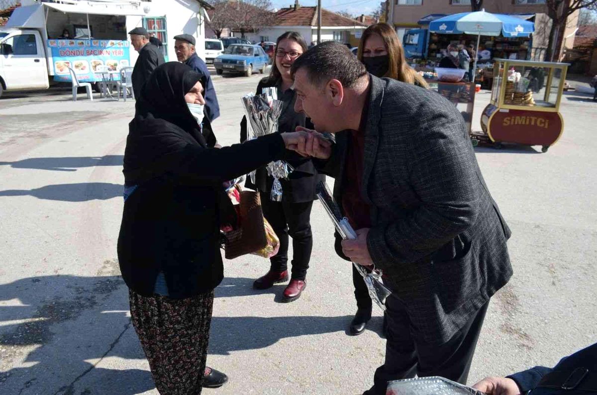 Beylikova\'da kadınlara karanfil hediye edildi
