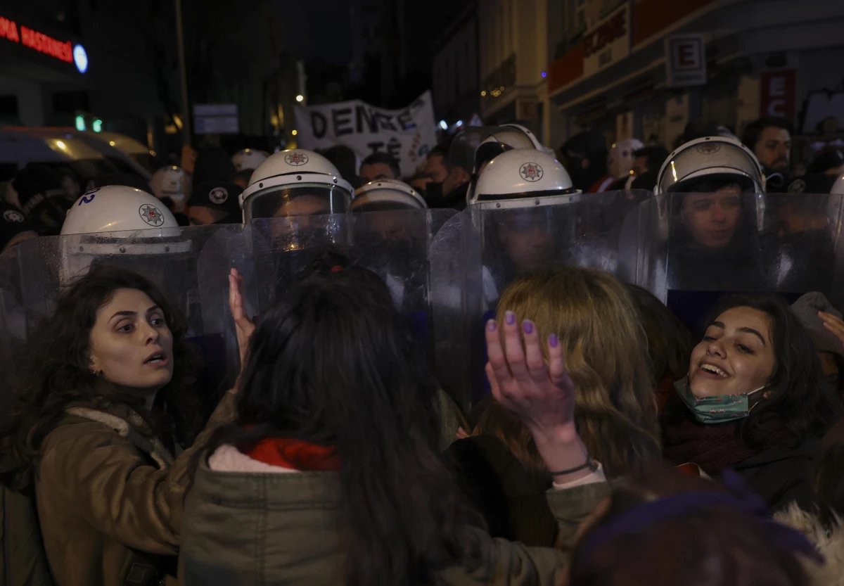 Beyoğlu\'nda izinsiz Dünya Kadınlar Günü yürüyüşü önlendi