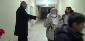 Beytüşşebap'ta Kaymakam Uğuz, 8 Mart Kadınlar Günü'nde erkeklere çiçek verdi