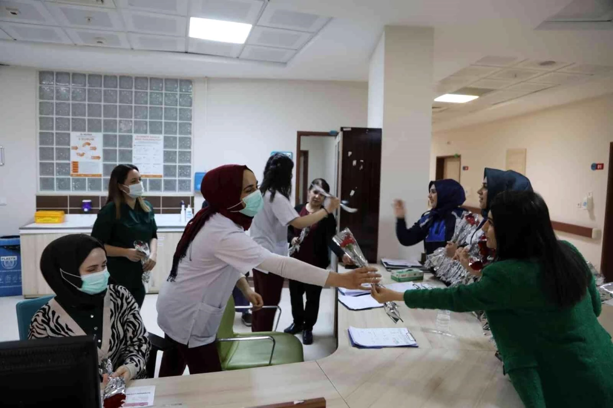 Bingöl Belediyesi kadın sağlık çalışanlarının günlerini kutladı