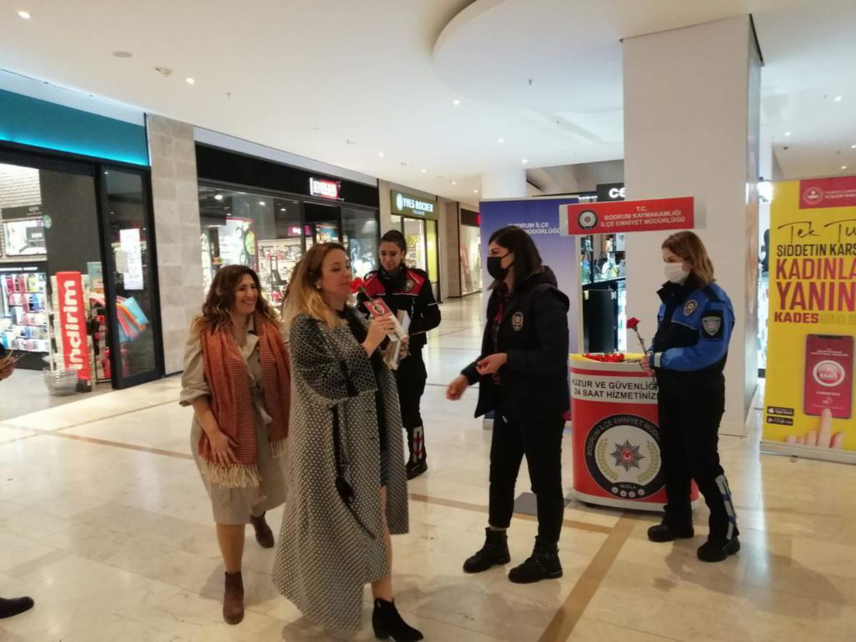 Bodrum\'da polis ekipleri kadınlara çiçek dağıtarak KADES uygulamasını anlattı