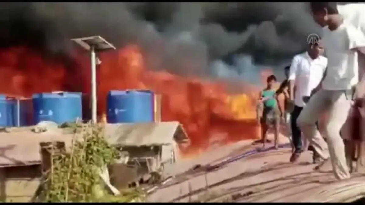 Son dakika haber... COX BAZAAR - Bangladeş'te Arakanlı Müslümanların kaldığı kampta yangın çıktı