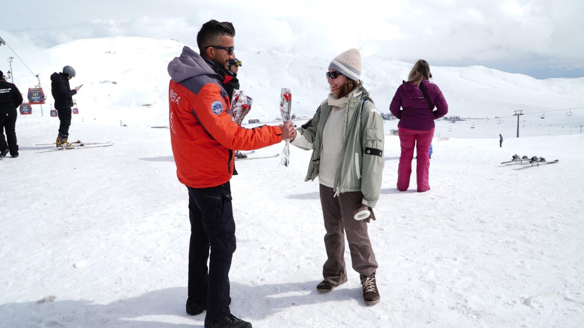 Erciyes\'te kadın kayakseverlerin Dünya Kadınlar Günü kutlandı
