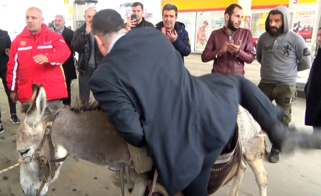 Akaryakıt fiyatlarını protesto eden Gelecek Partili ilçe başkanı eşekten düştü