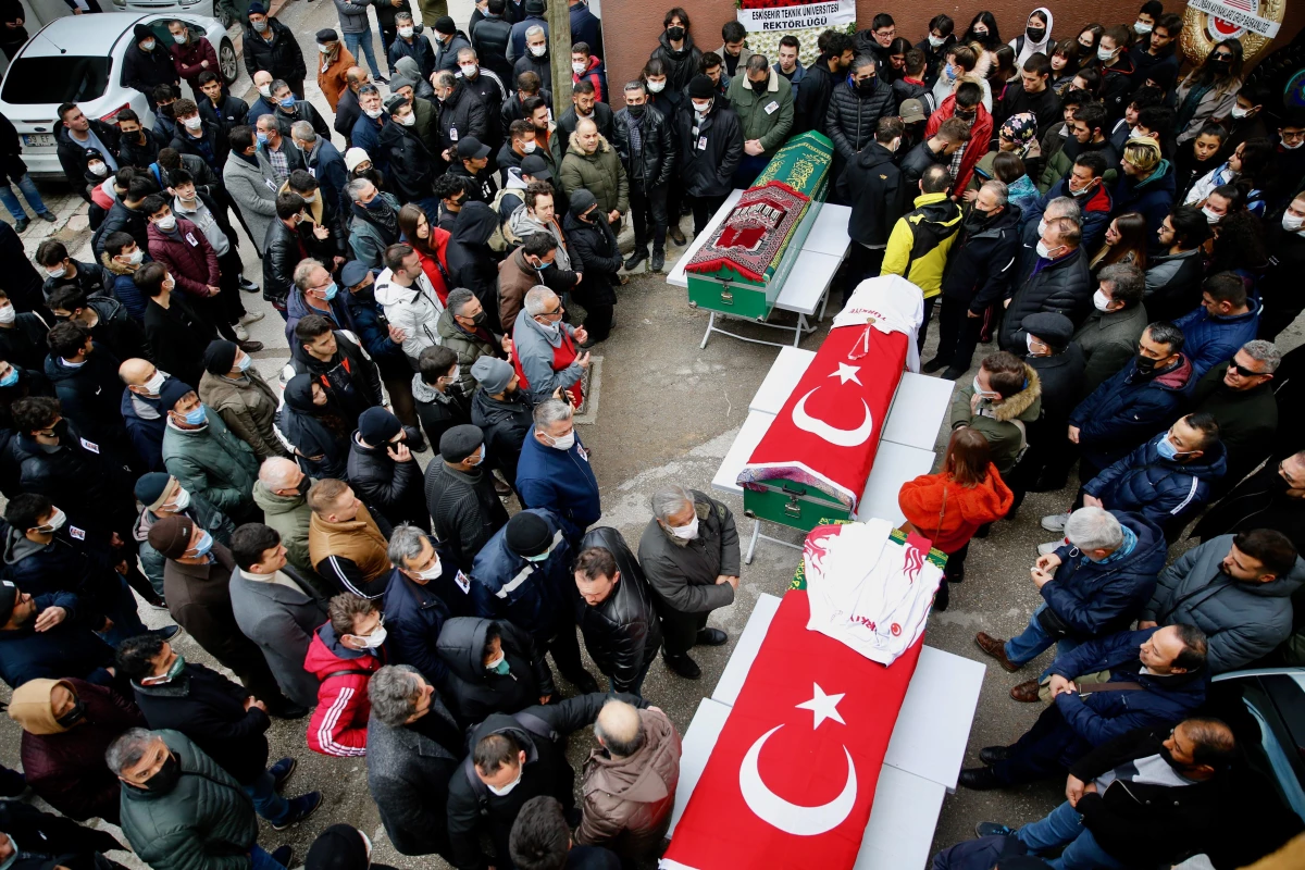Son dakika... Eskişehir\'deki kazada ölen antrenör ile milli sporcu kızının cenazeleri defnedildi
