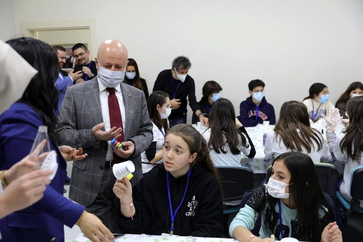 Farklı ülkelerden gelen öğrenciler, Kocasinan Akademi\'ye hayran kaldı