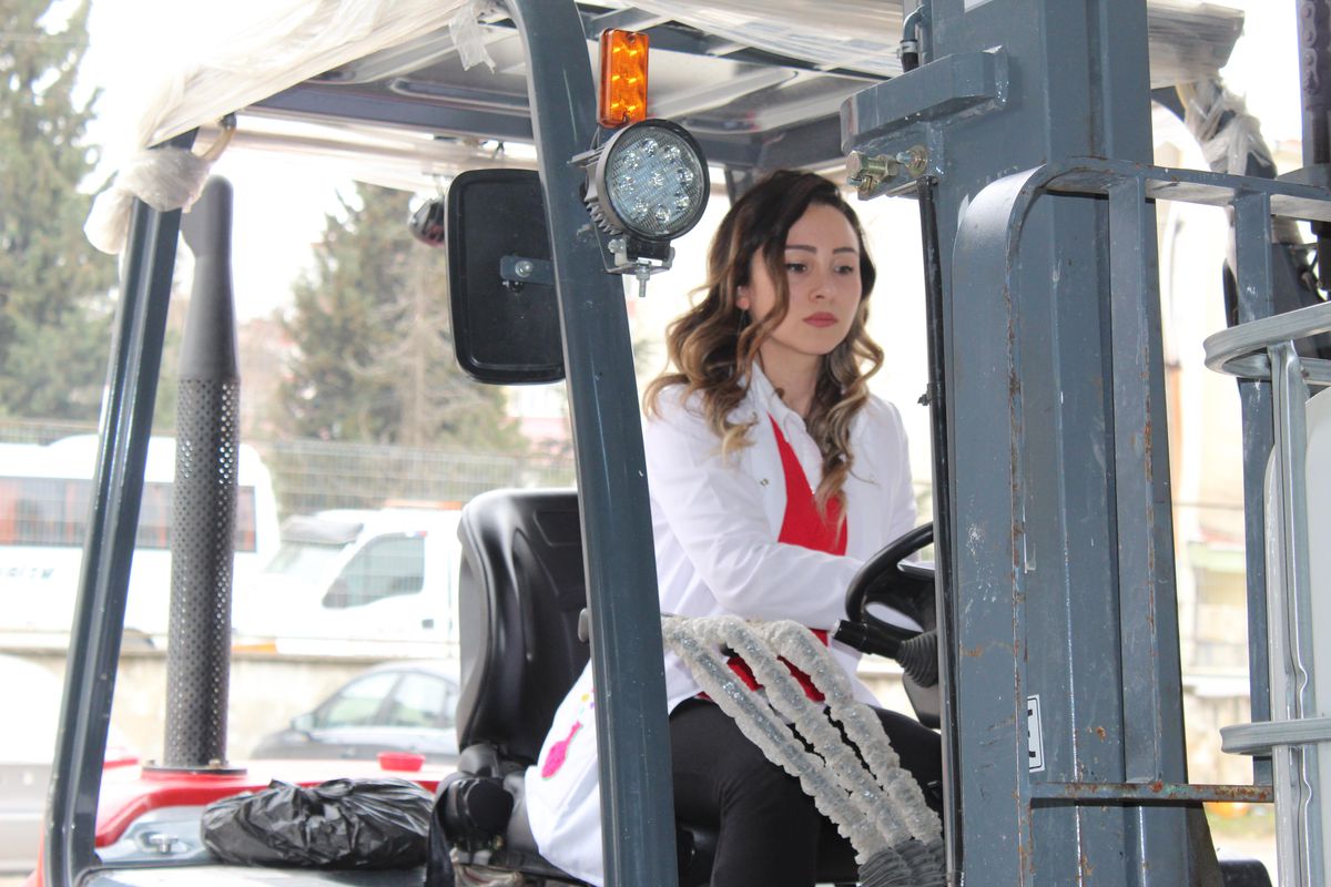 Forklift operatörü kadın öğretmen meslektaşlarının yükünü aldı