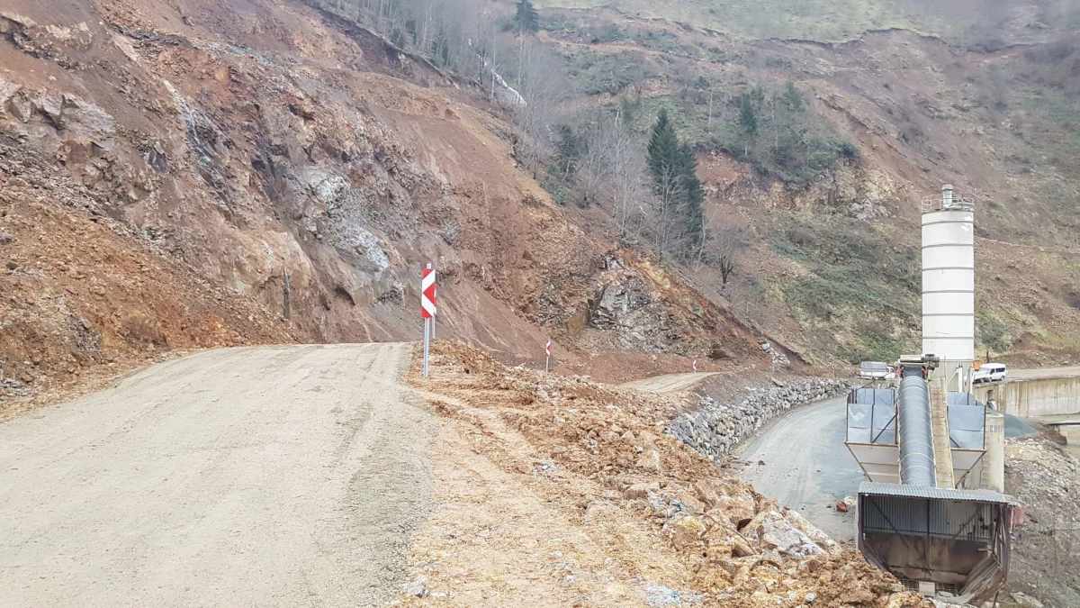 Giresun\'da heyelan nedeniyle kapanan Kovanlık-Aydındere yolu açıldı