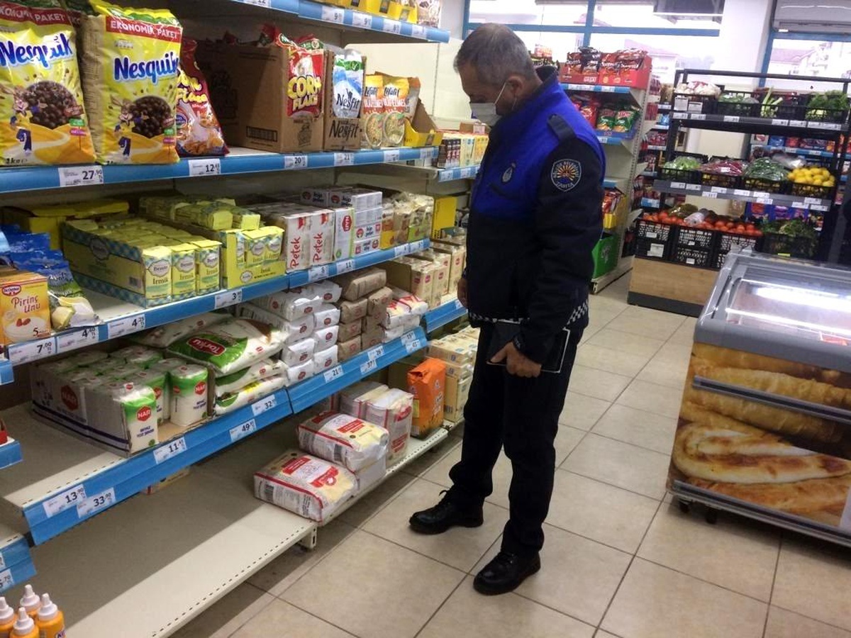 Gölcük\'te zabıta ekiplerinin denetimi sürüyor