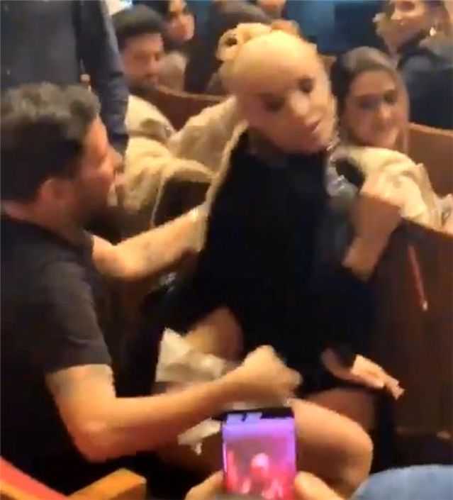 Gülşen'in Kucağına Oturduğu Kişi Bakın Kim Çıktı!