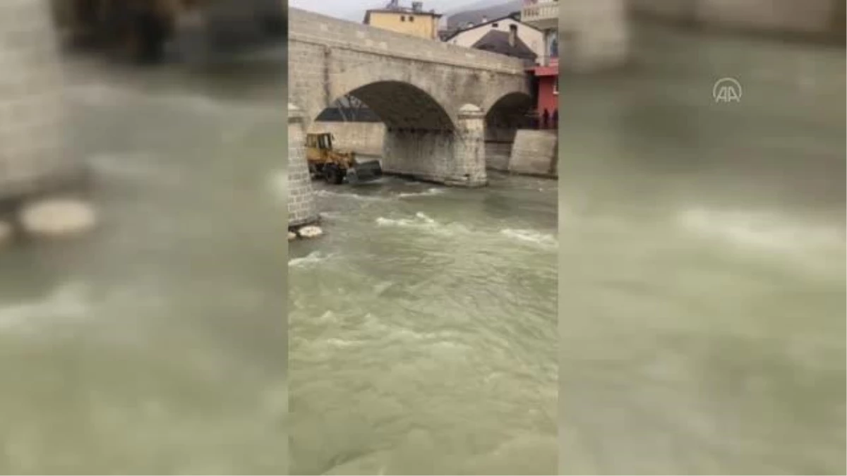 GÜMÜŞHANE - Köprü ayağında mahsur kalan kedi kurtarıldı
