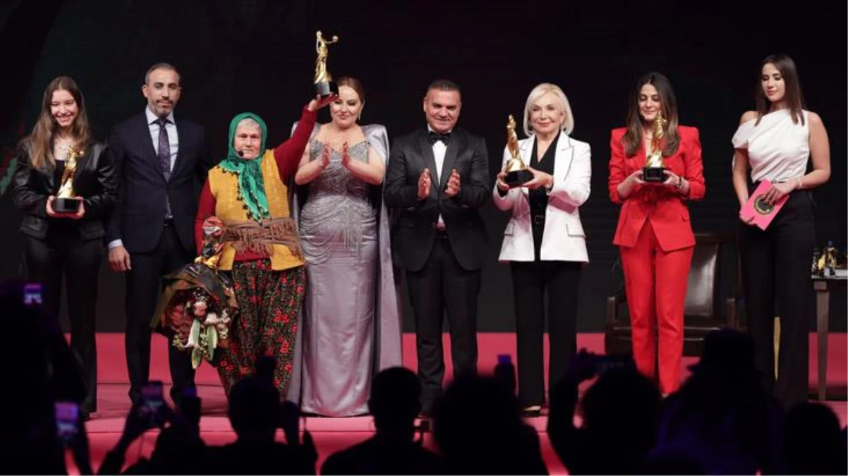 Türkiye Kadın Zirvesi\'nde ödüller sahiplerine kavuştu! İşte ilham veren kadınlar