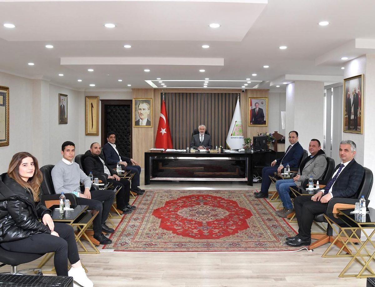 Ispartalı hakemlerden Başdeğirmen\'e forma hediyesi