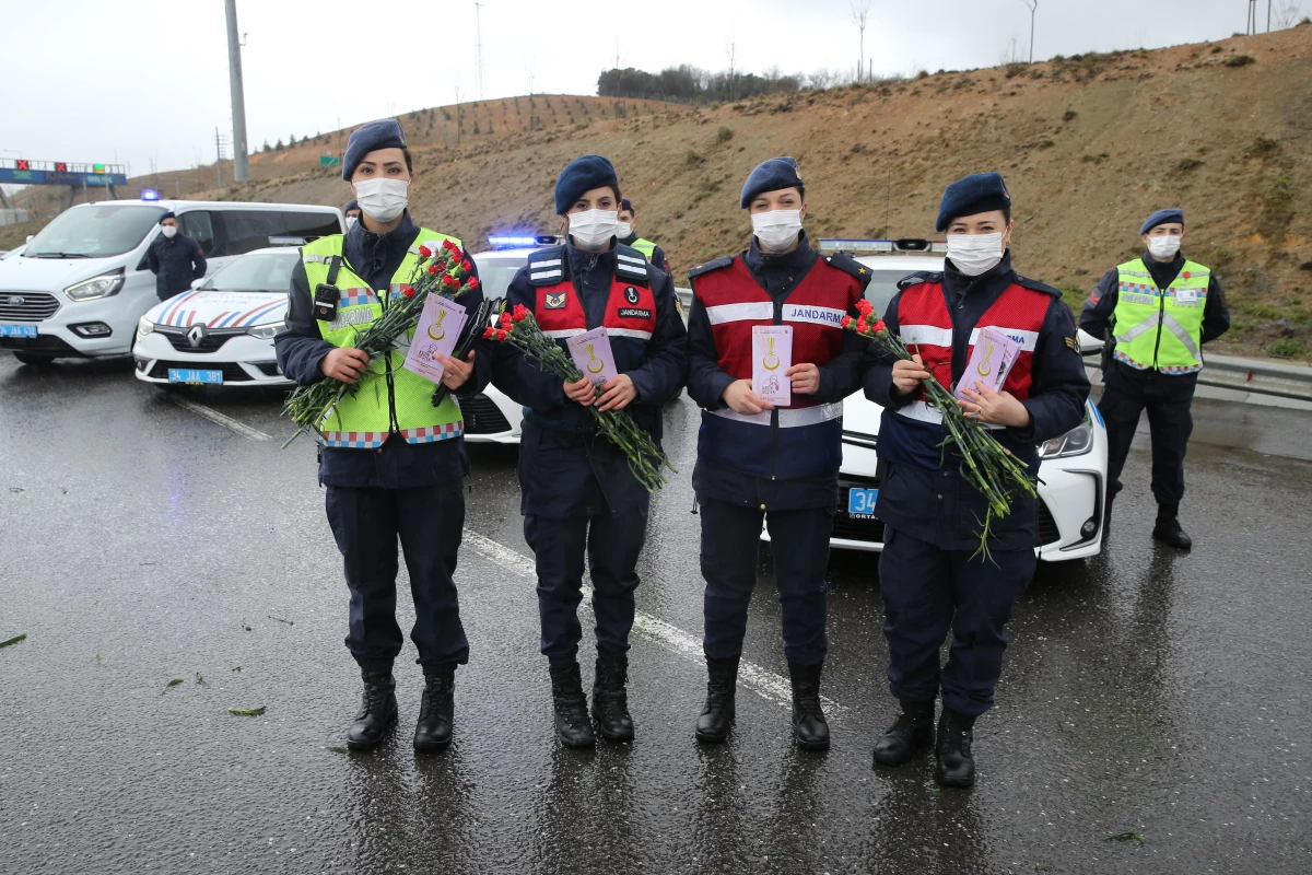 Son dakika haberi! İstanbul\'da jandarma ekipleri yol kontrol noktasında kadınlara karanfil sundu