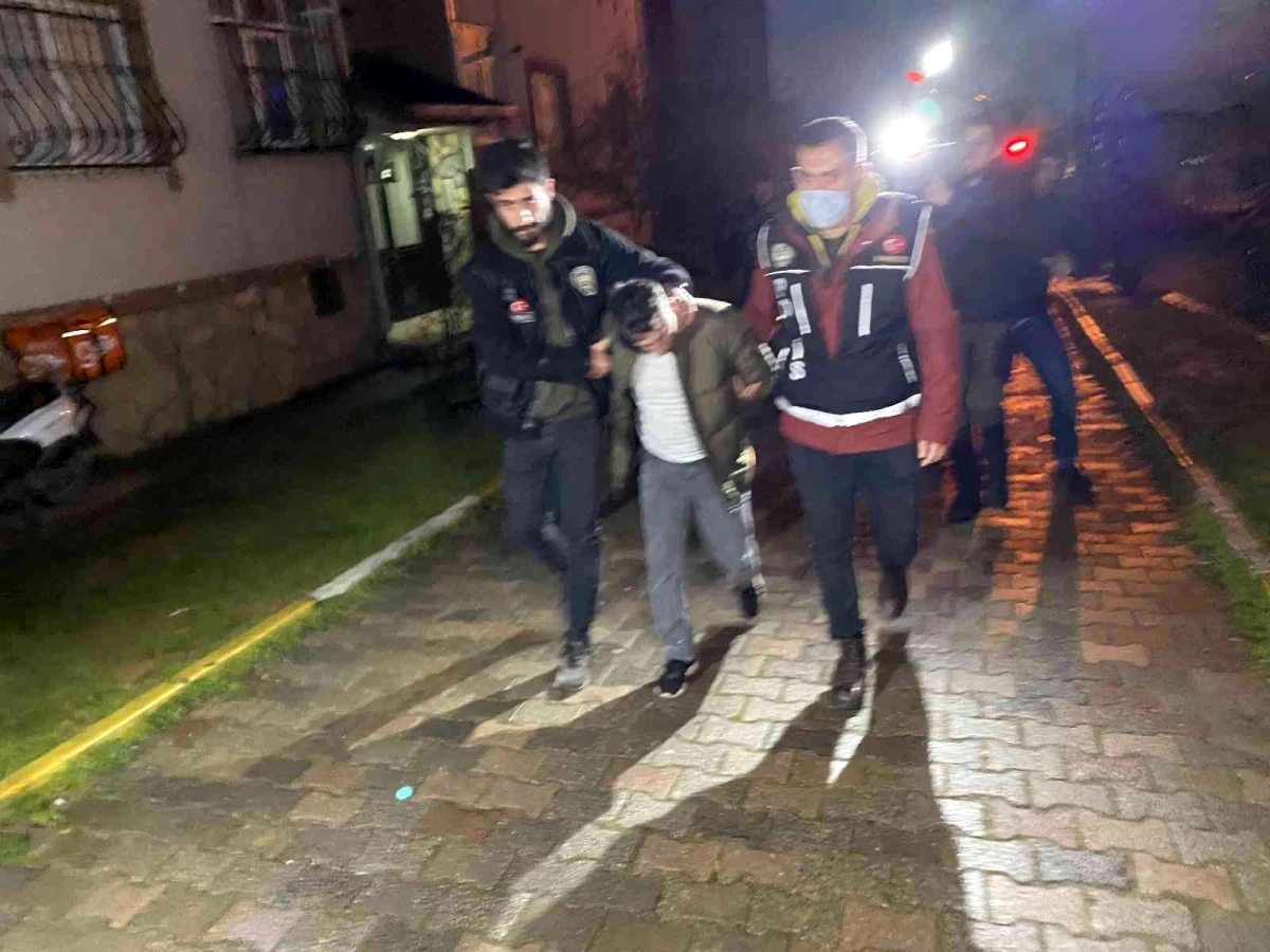 İstanbul\'da uyuşturucu satıcılarına operasyon: 20 kişi yakalandı