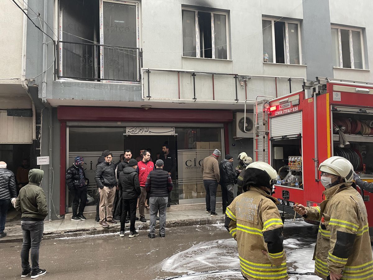 İzmir\'de ayakkabı imalathanesinde çıkan yangın söndürüldü