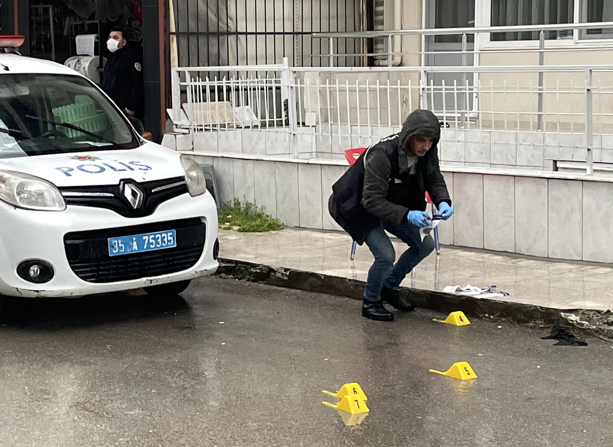 İzmir\'de ganyan bayisi önünde silahla yaralanan kişi hastanede öldü