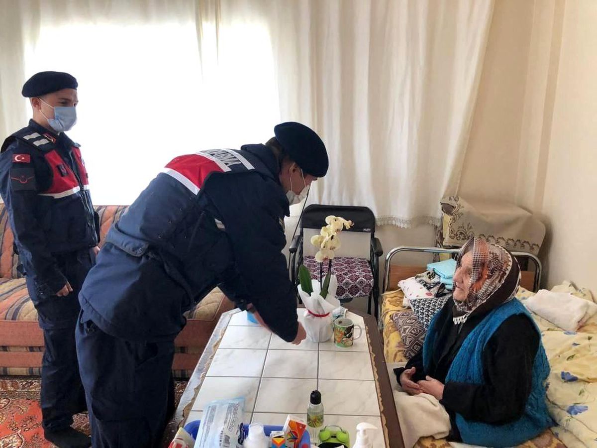 Jandarma ekiplerinden şehit annelerine sürpriz