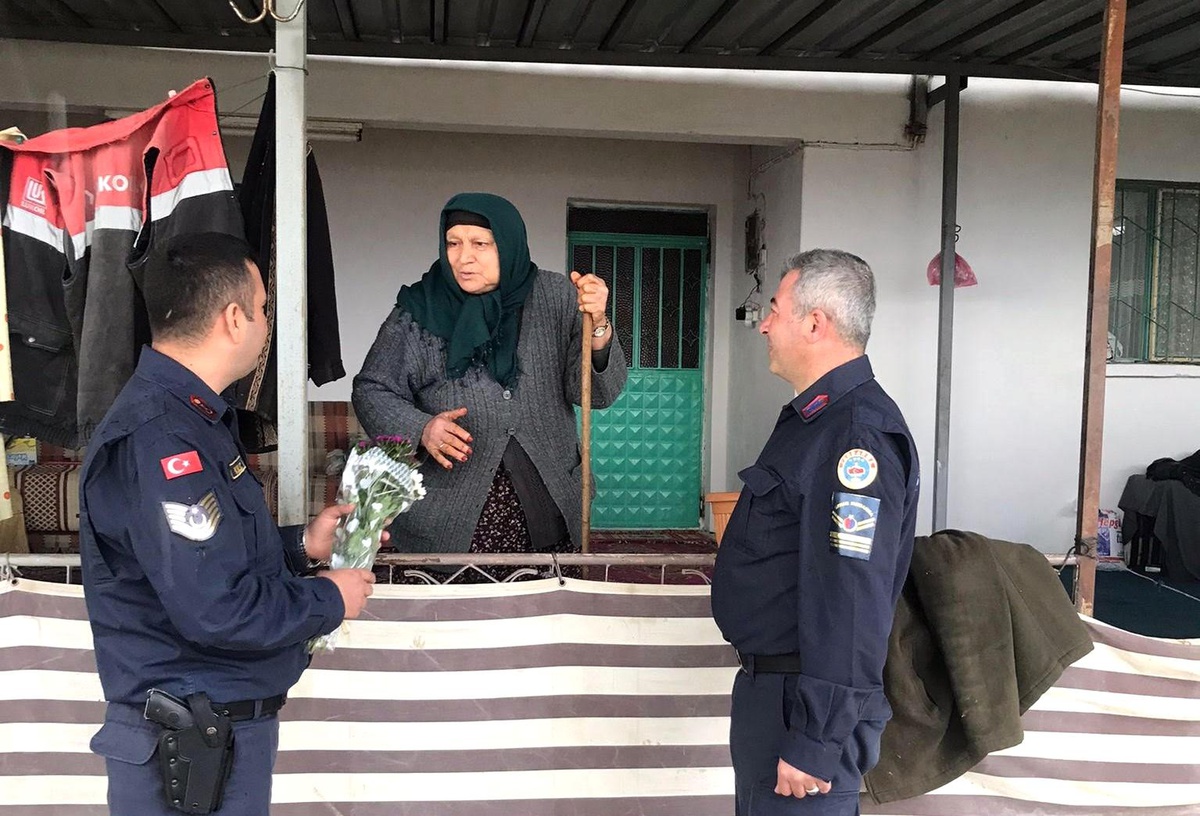 Son dakika haber: Sarıgöl\'de jandarmadan şehit annelerine ziyaret