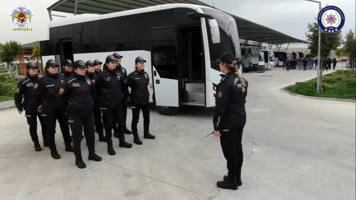 Kadın polisler dosta güven, düşmana korku verdi