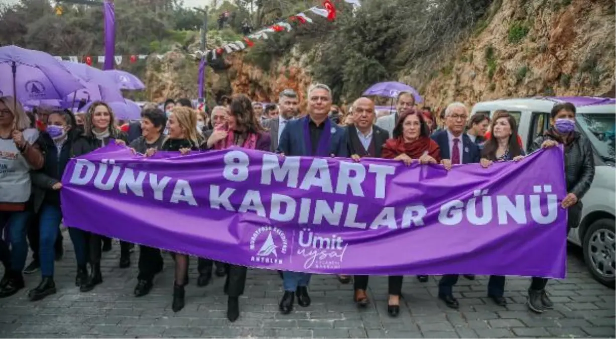 KADINLAR MOR ŞEMSİYE ALTINDA YÜRÜDÜ