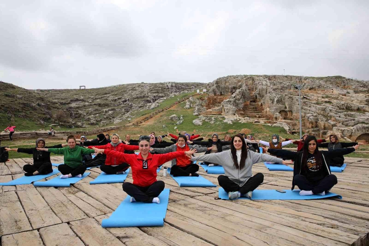 Kadınlar tarihi mekanda yoga yaptı