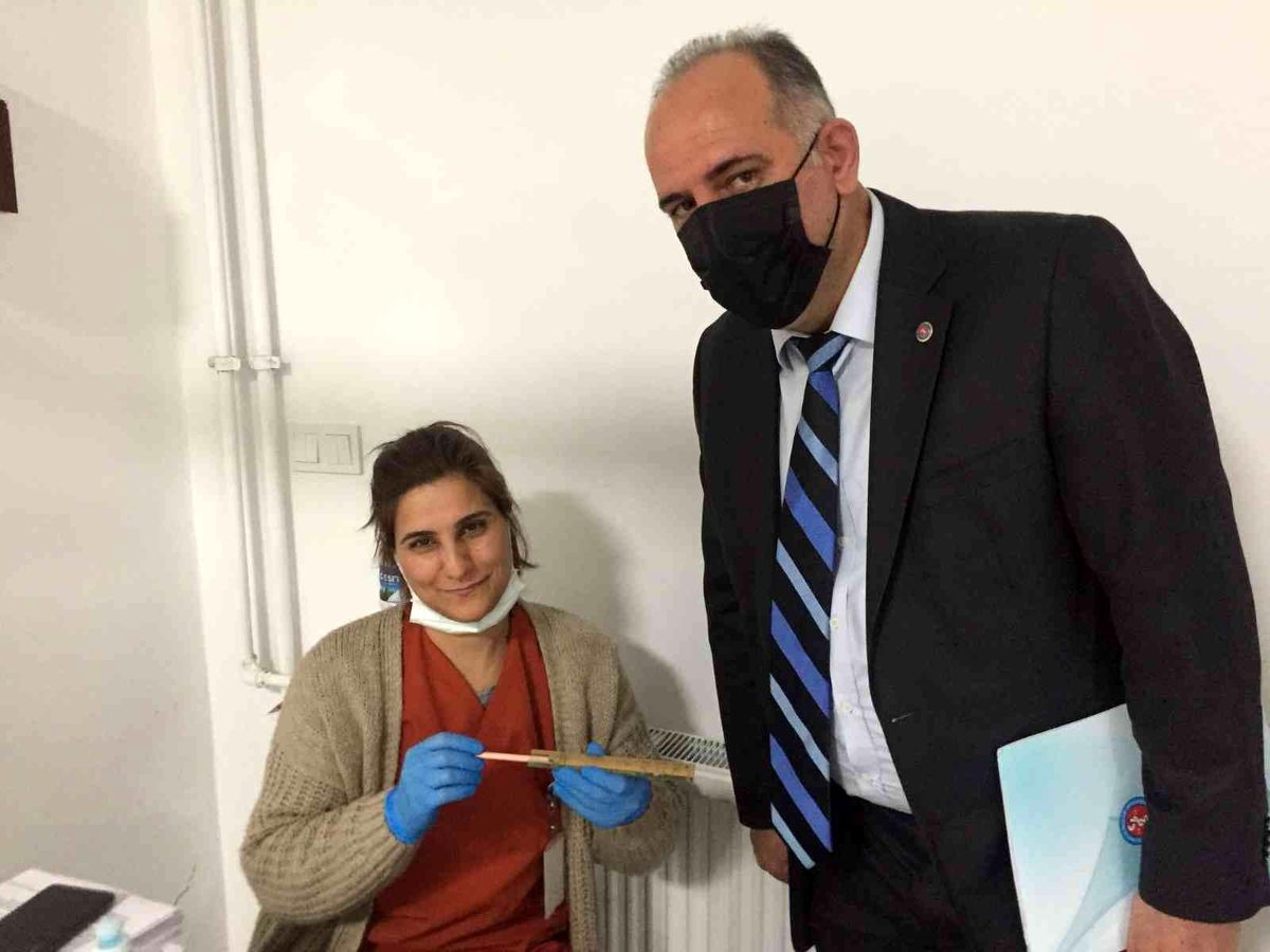 Kadınlara yaşayan kalem hediye etti