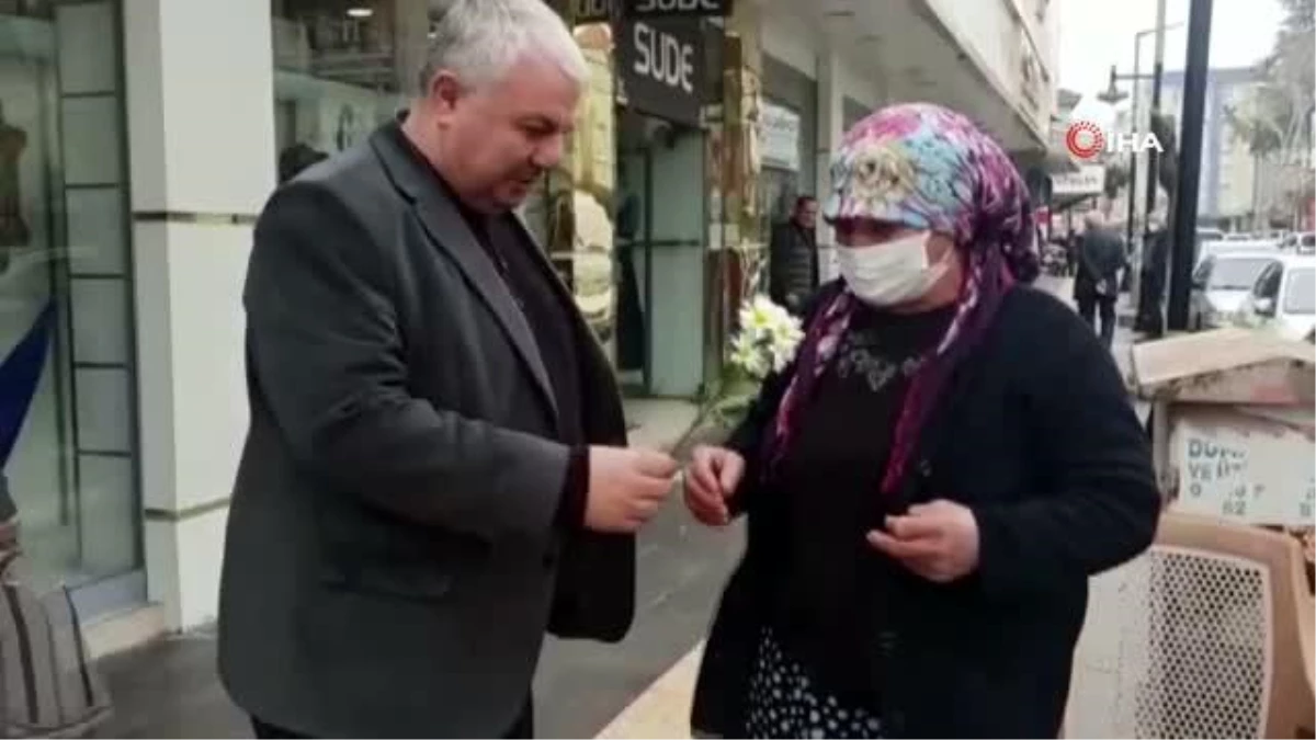 Kaldırımda yarpuz otu satan kadına çiçek takdim eden Gazeteciler Başkanı Kıymaz, kadının tezgahındaki tüm ürünleri satın aldı