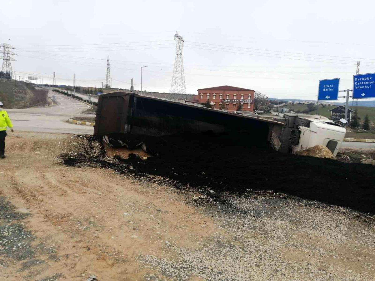 Karabük\'te asfalt yüklü tır devrildi: 1 yaralı