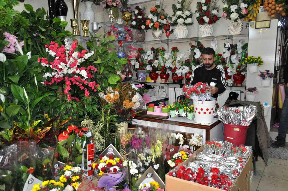 Kars\'ta Çiçekçilerde \'8 Mart\' yoğunluğu