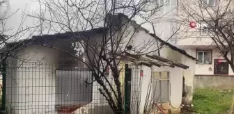 Kartal'da metruk gecekondu alevlere teslim oldu