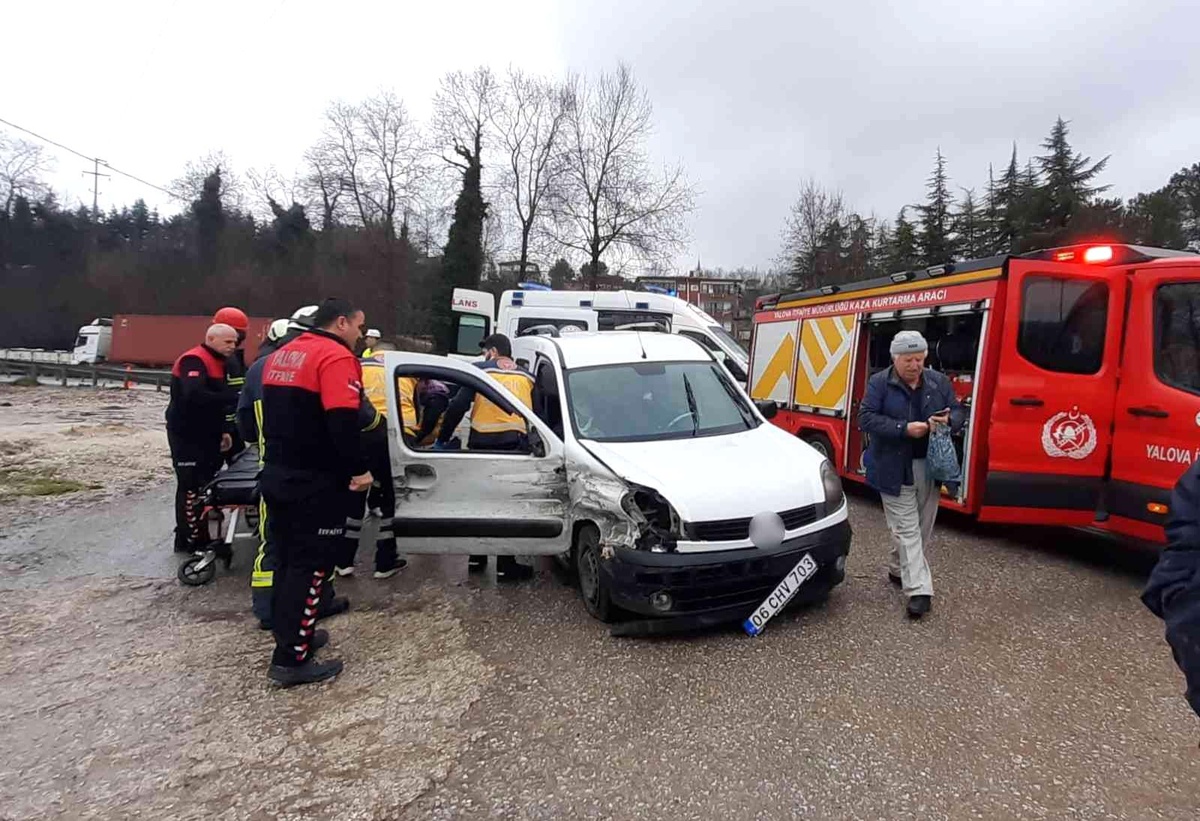 Kaza yapan araçta sıkışan yaralıyı itfaiye ekipleri kurtardı