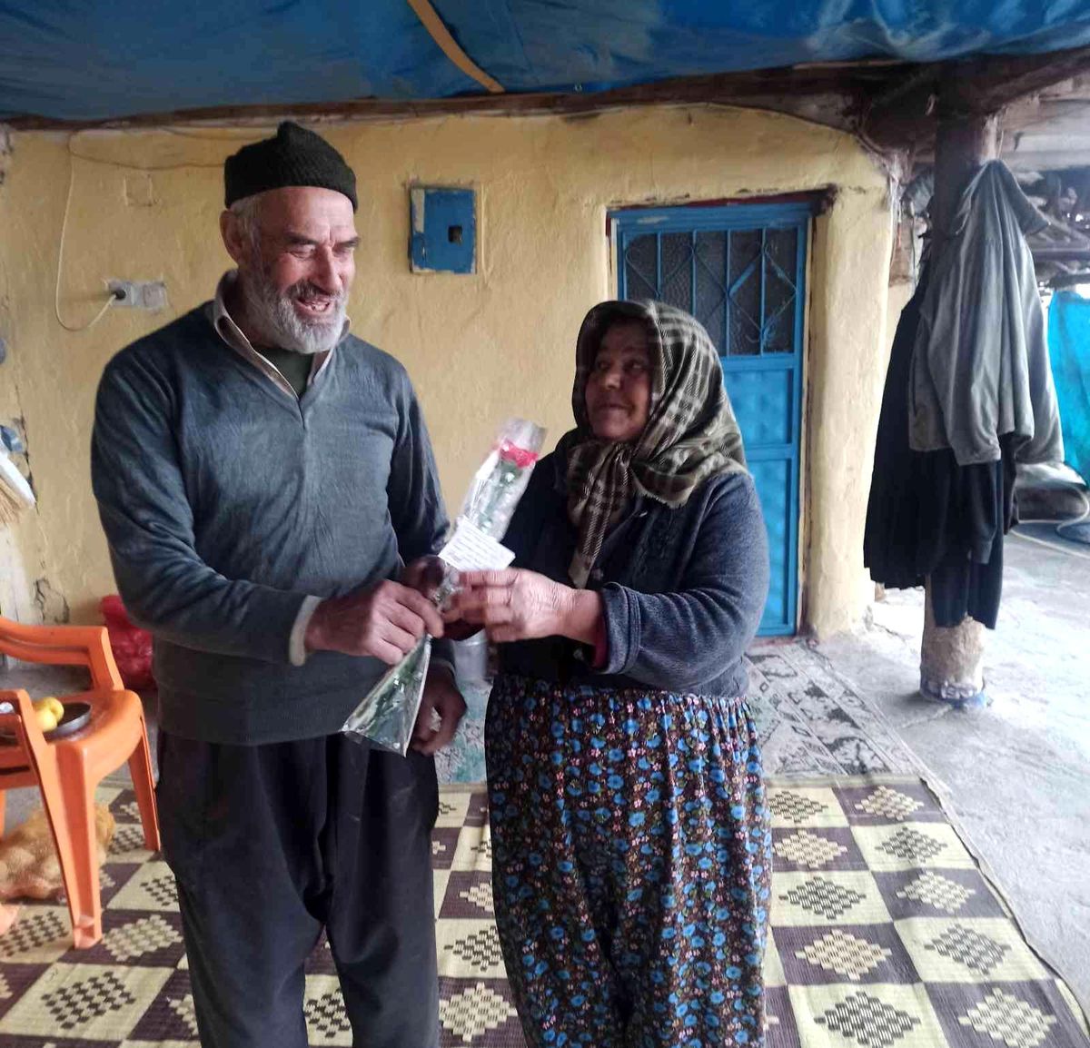 Köylü kadınların karanfille gelen mutluluğu